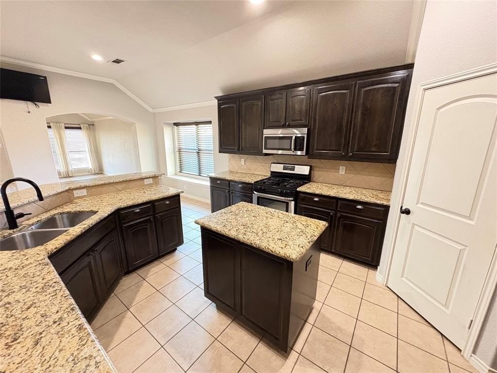 5900 Shiner Dr - Photo 4 of 19