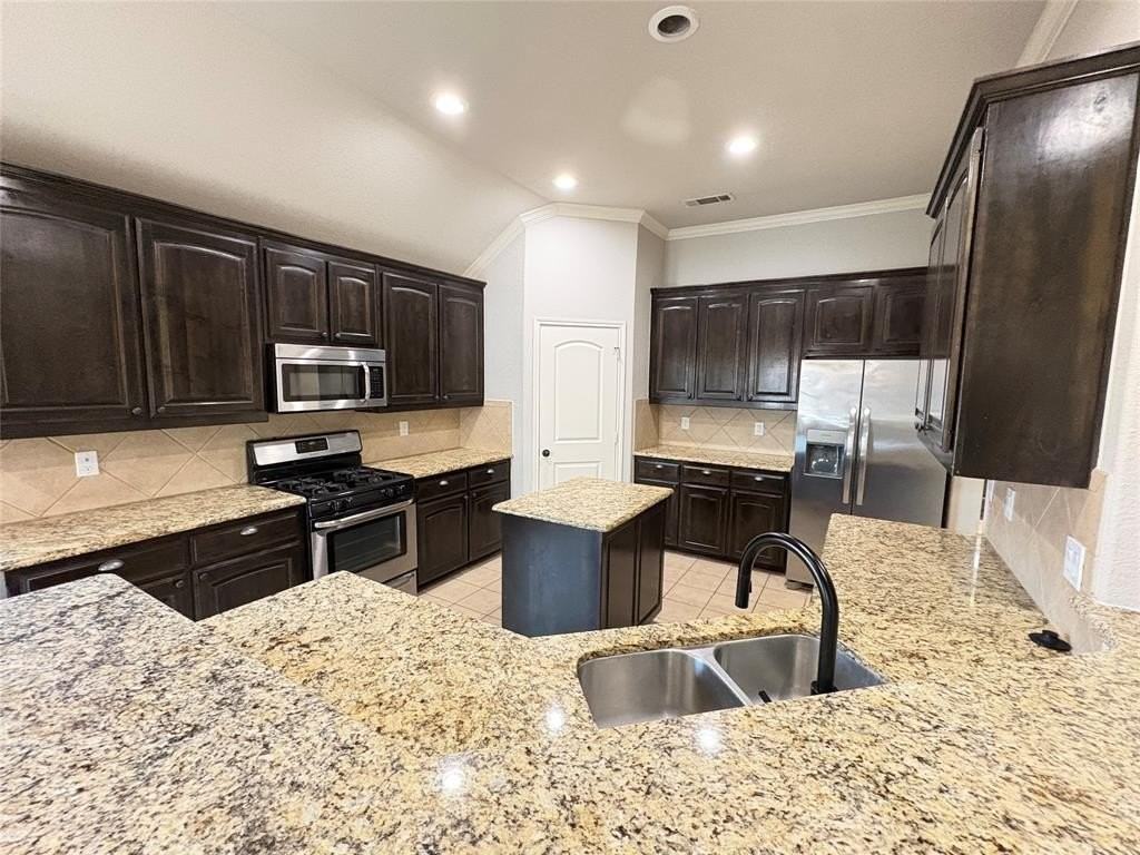 5900 Shiner Dr - Photo 6 of 19