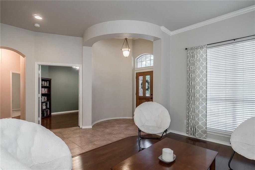 1713 Carson Ln - Photo 4 of 20