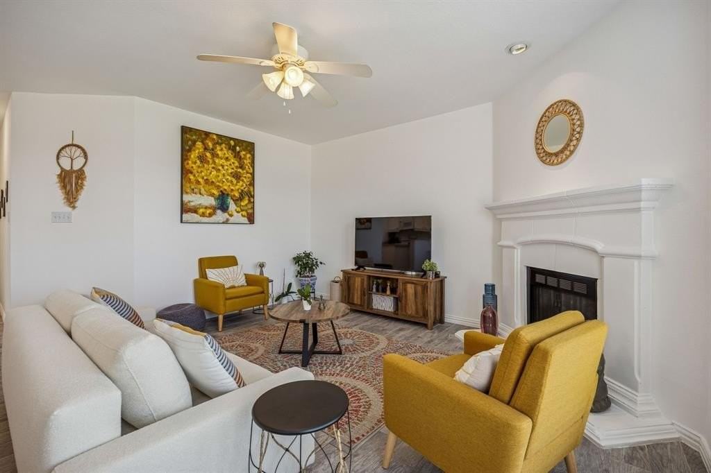 12861 Farmington Dr - Photo 4 of 25