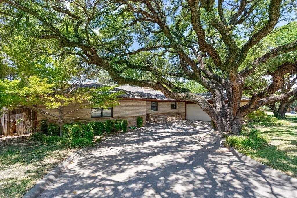 4224 Westmont Ct - Photo 3 of 32