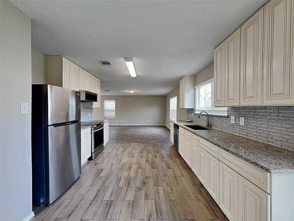 360 Blairwood Dr - Photo 4 of 17