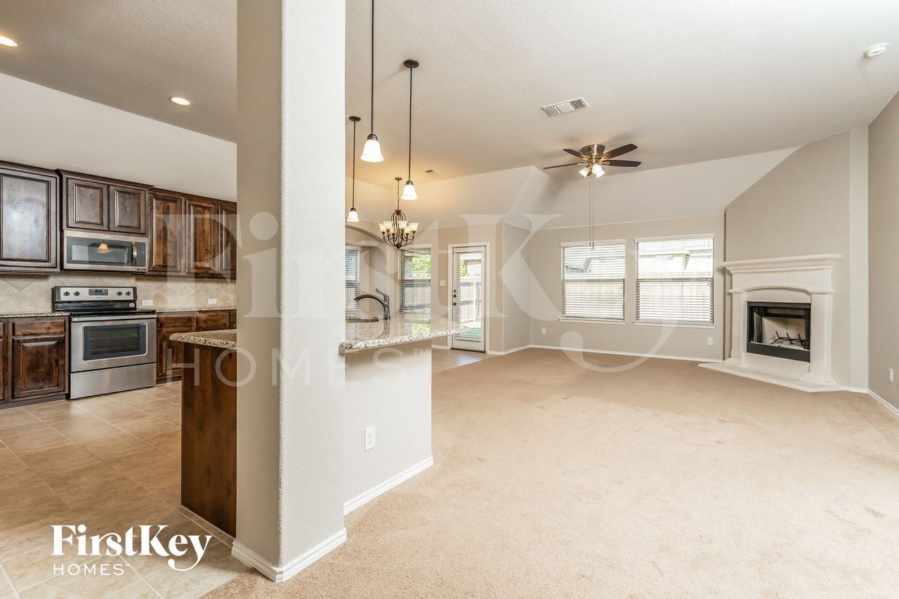 222 Carson Dr - Photo 2 of 14