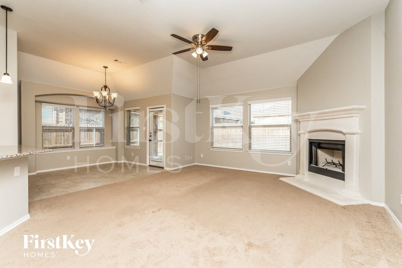 222 Carson Dr - Photo 3 of 14