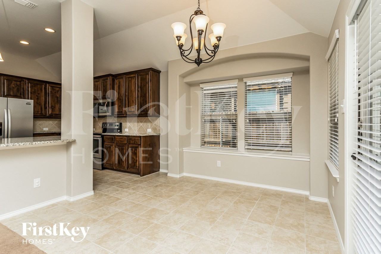 222 Carson Dr - Photo 4 of 14