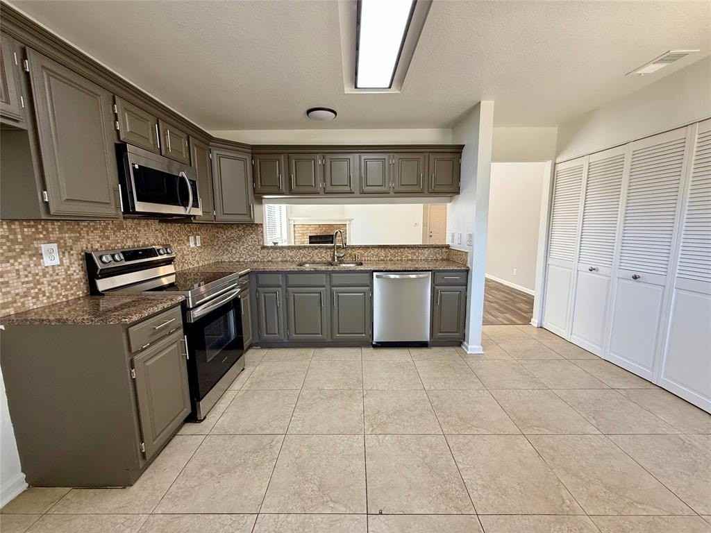 2611 Fountainview Dr - Photo 5 of 23