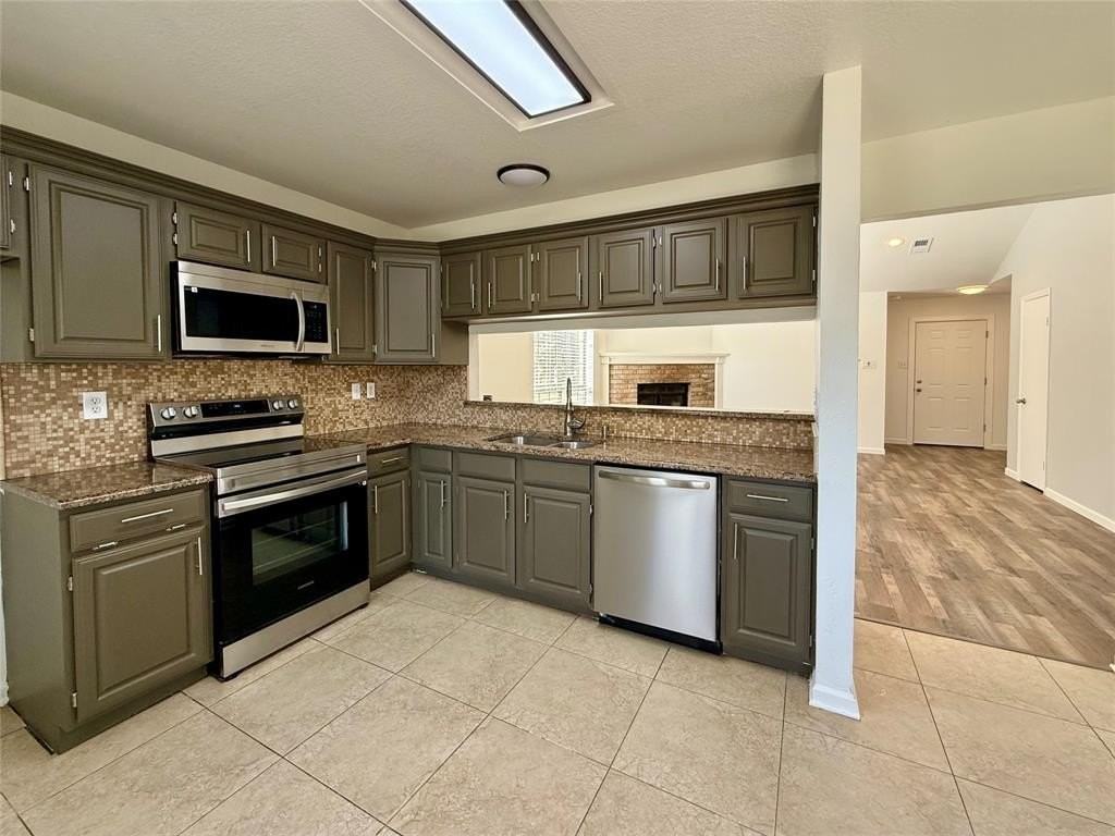 2611 Fountainview Dr - Photo 6 of 23