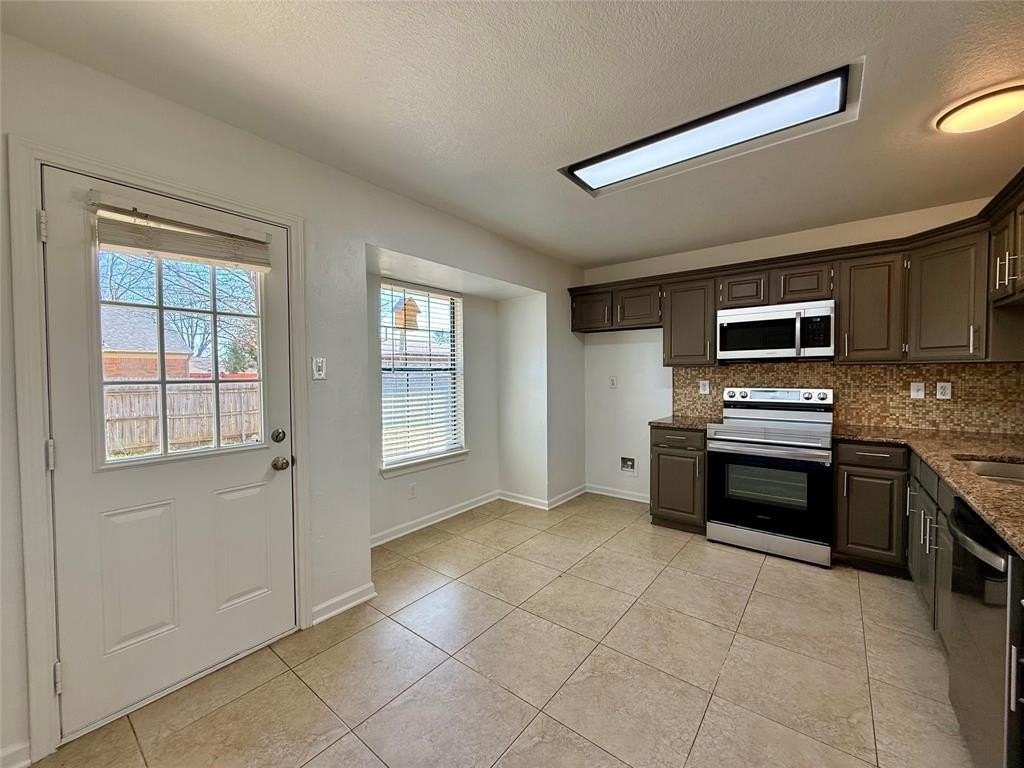 2611 Fountainview Dr - Photo 7 of 23