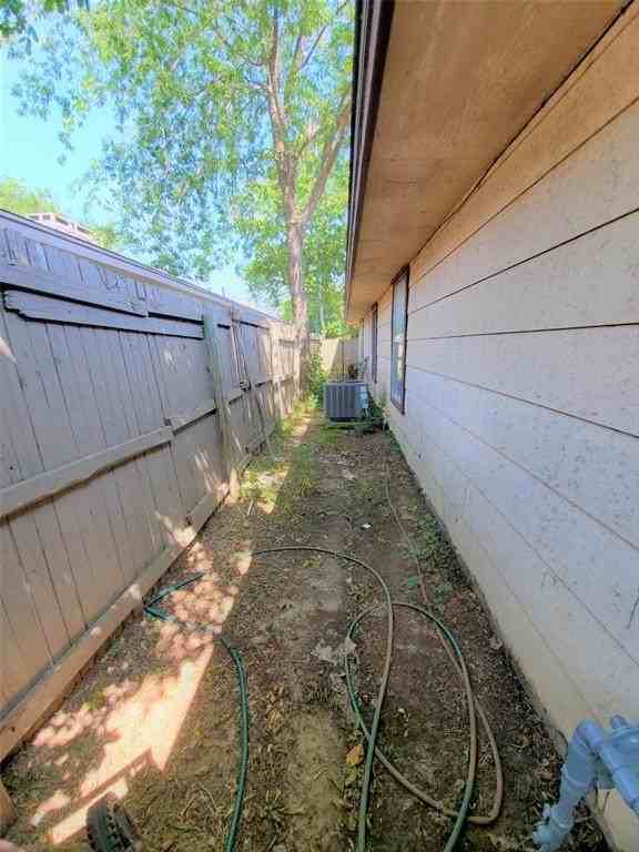 1002 Mulkey Ln - Photo 5 of 19