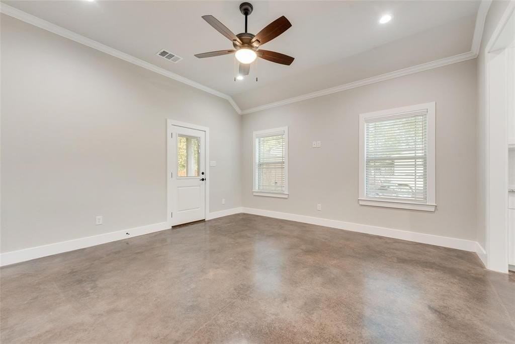 905 S Smith St - Photo 6 of 20