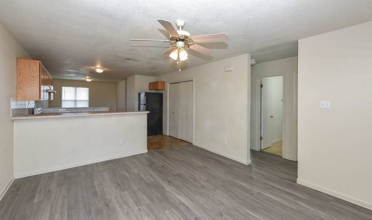 308 S 40th St #D - Photo 3 of 24