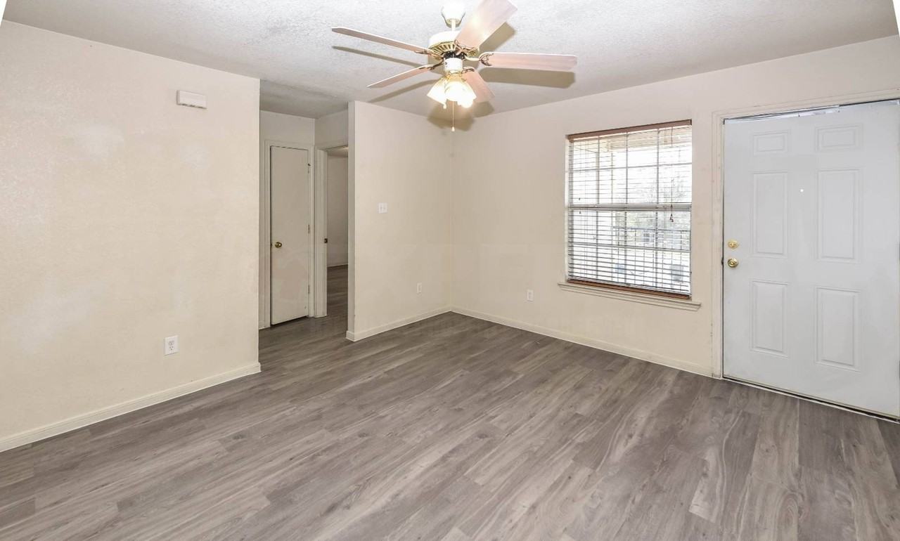 308 S 40th St #D - Photo 4 of 24