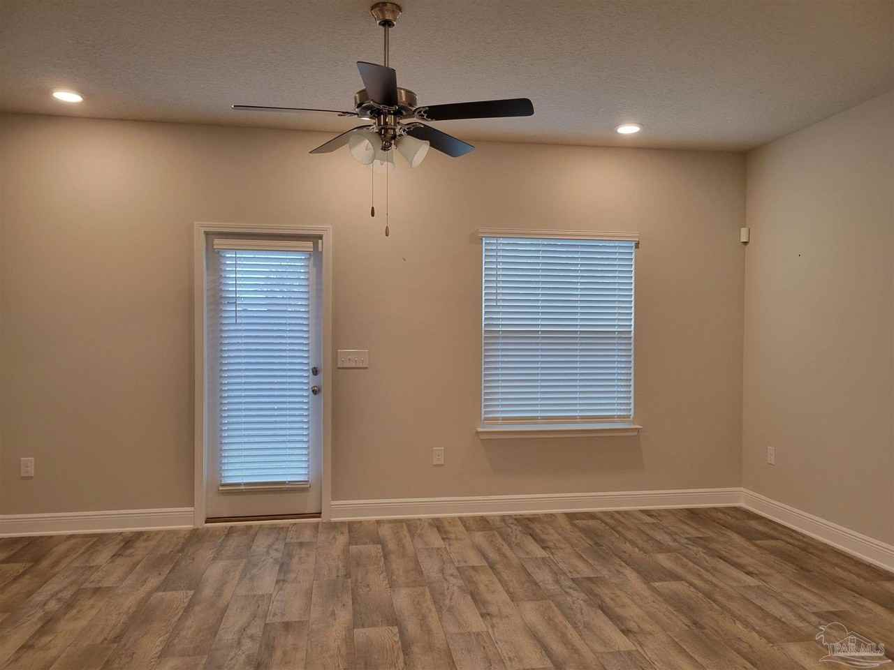 6090 Royal Port Ct - Photo 3 of 10