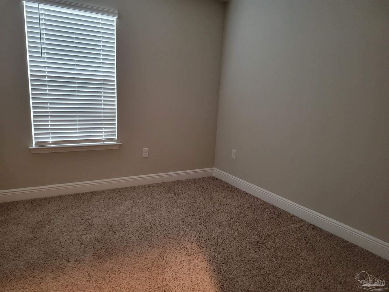 6090 Royal Port Ct - Photo 7 of 10