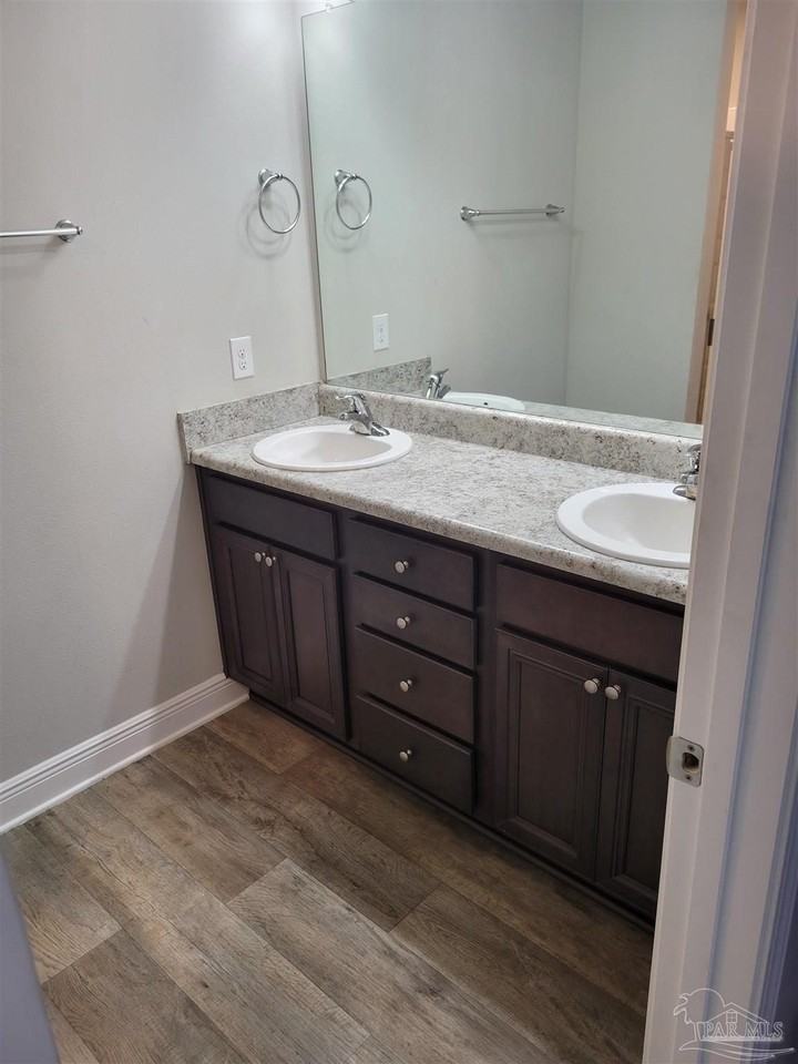 6081 Royal Port Ct - Photo 2 of 9