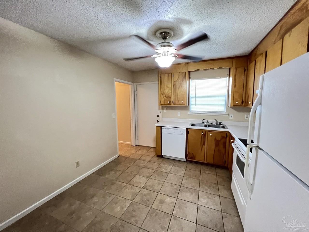 224 Jeffery Ln - Photo 3 of 14