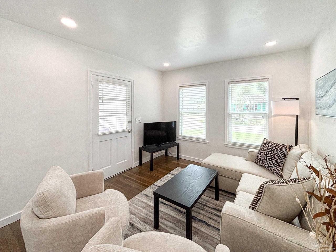 315 Flannan Rd - Photo 5 of 22