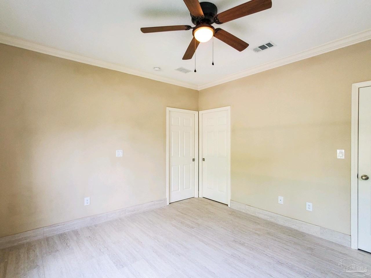 2425 E Johnson Ave Apt E - Photo 2 of 9