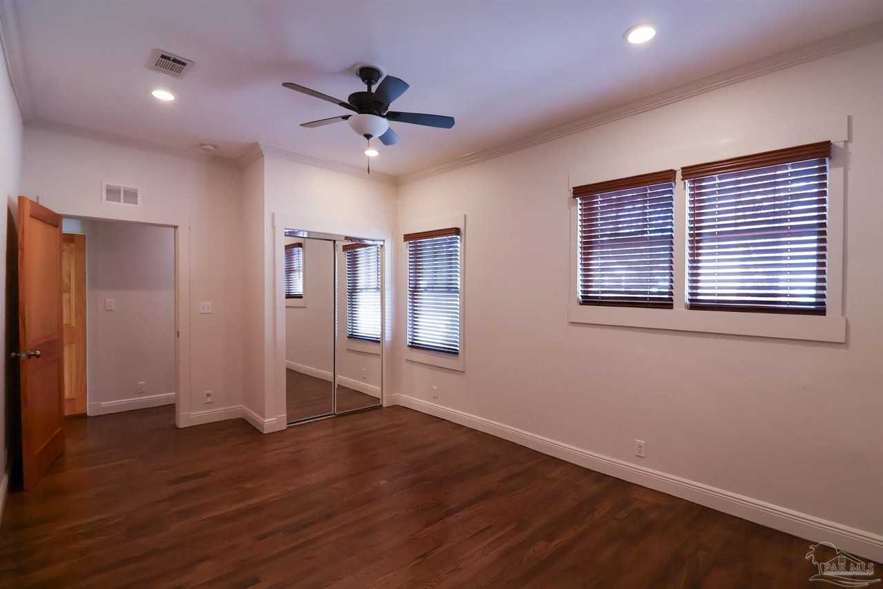 422 N Davis Hwy - Photo 7 of 12