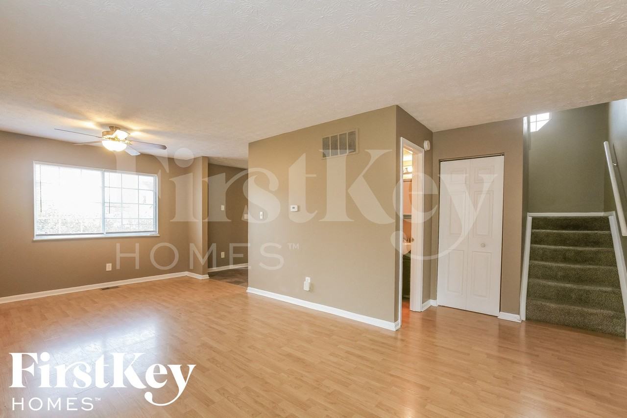 5242 Traditions Rd - Photo 4 of 15