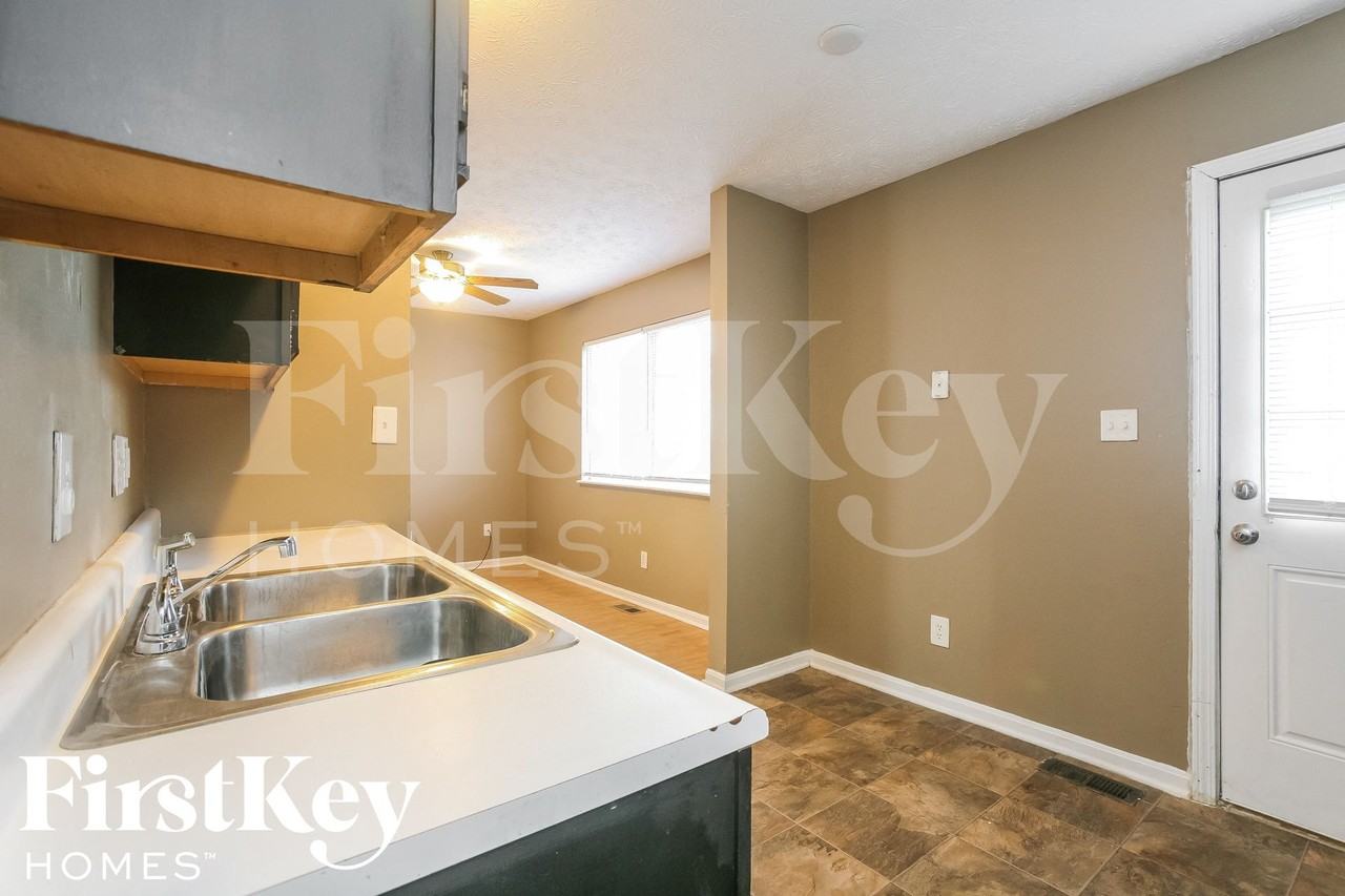 5242 Traditions Rd - Photo 5 of 15