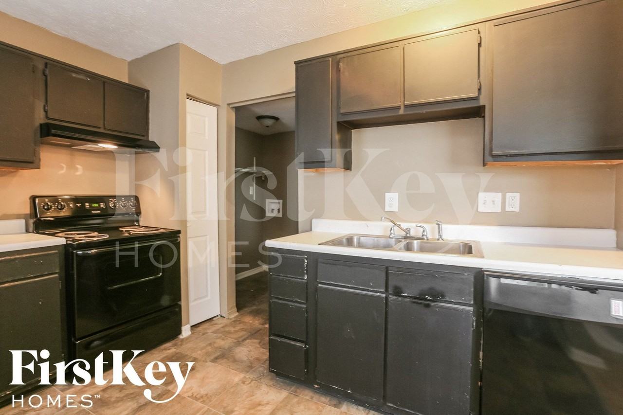 5242 Traditions Rd - Photo 6 of 15