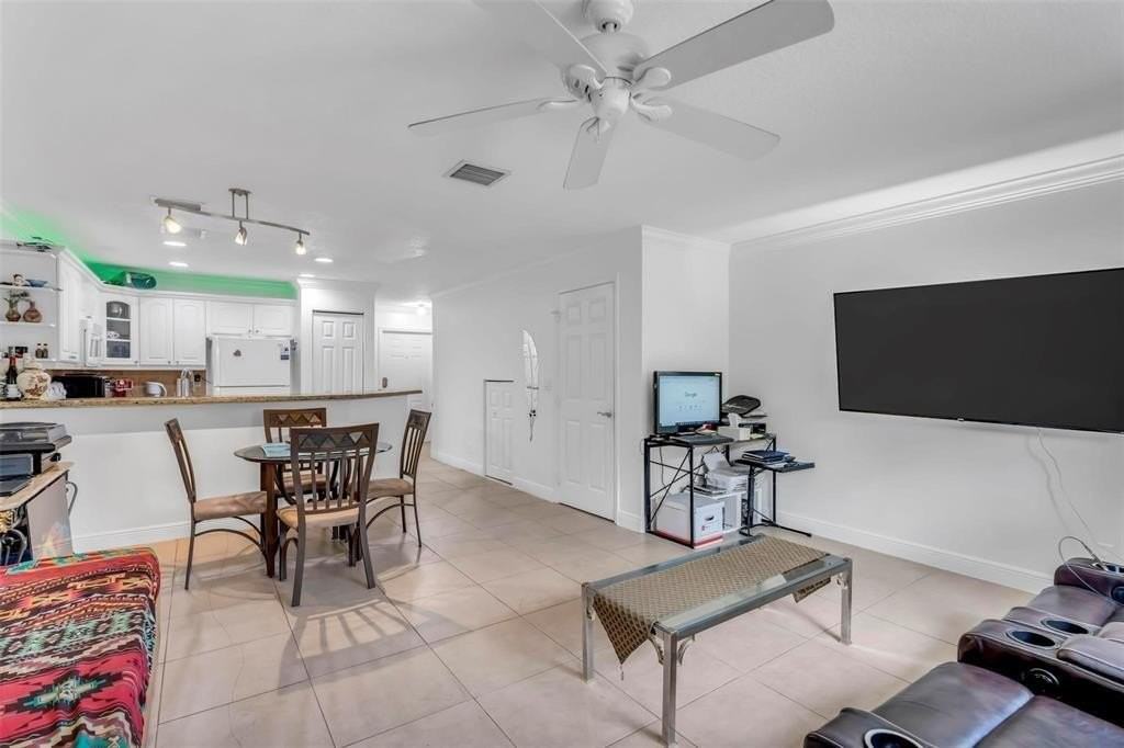 1534 Nw 45th St - Photo 3 of 17