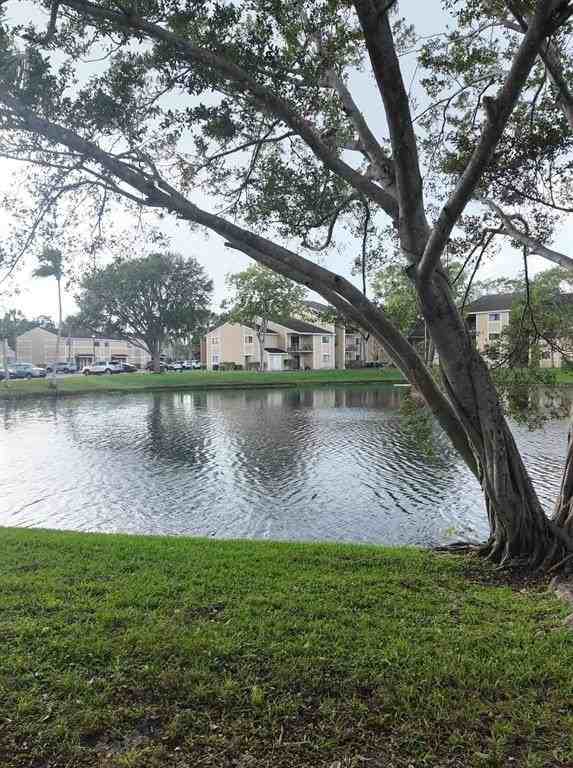 320 Palm Cir E #320 - Photo 2 of 12