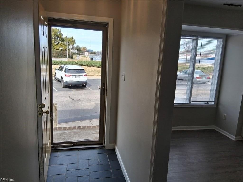 340 Worthington Sq - Photo 6 of 36