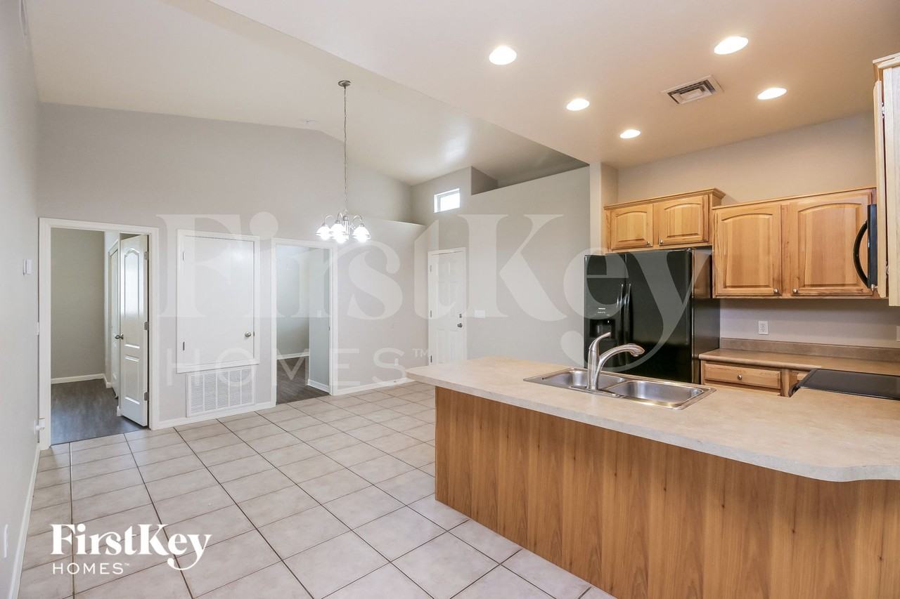 113 N Warren St - Photo 4 of 15