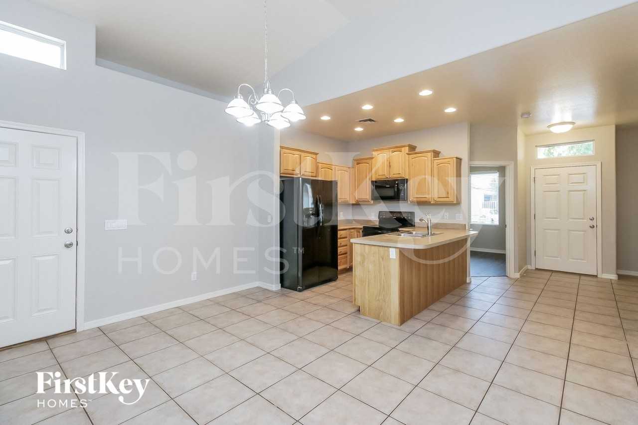 113 N Warren St - Photo 5 of 15