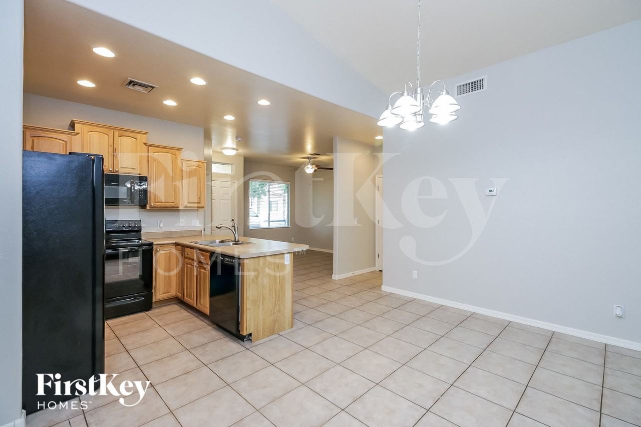 113 N Warren St - Photo 6 of 15