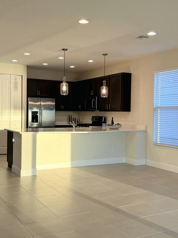 11938 Sw Seaway St - Photo 7 of 23