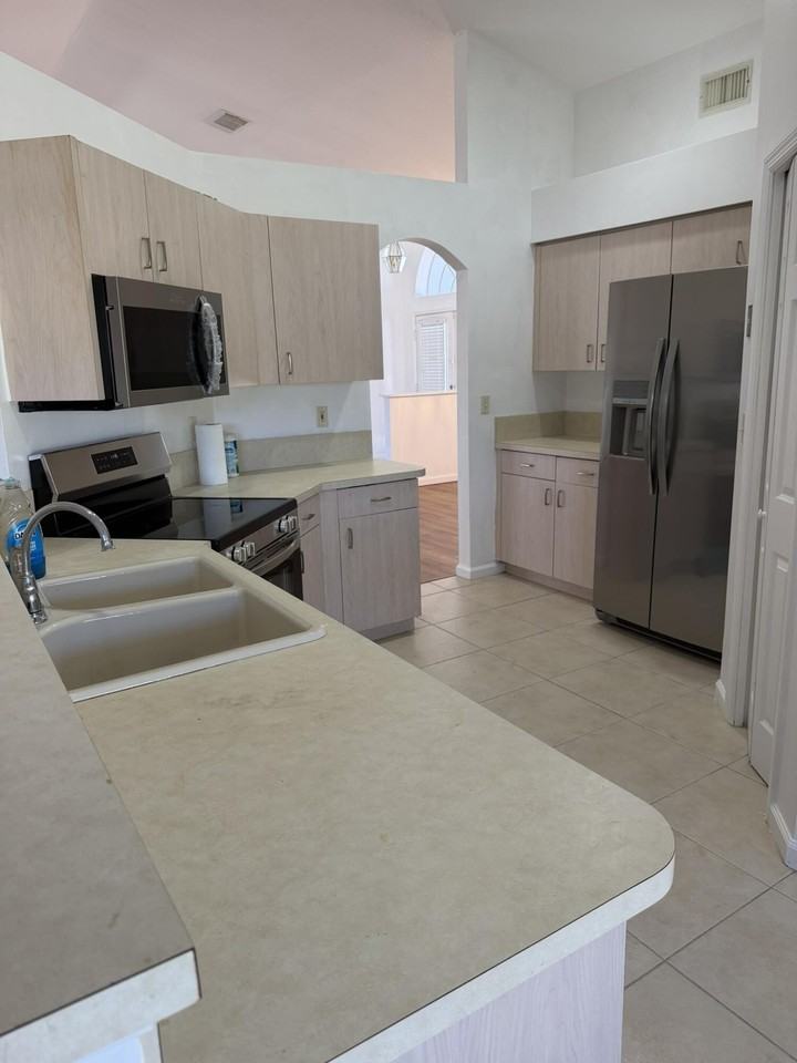 137 Sw Meade Cir - Photo 2 of 32