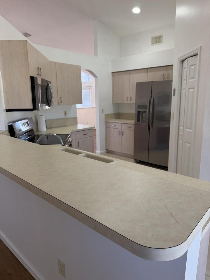 137 Sw Meade Cir - Photo 3 of 32