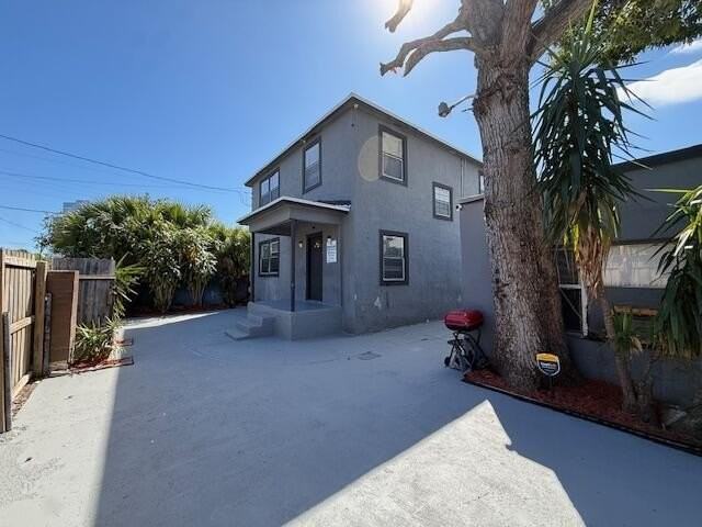 904 4th St #1 - Photo 4 of 34