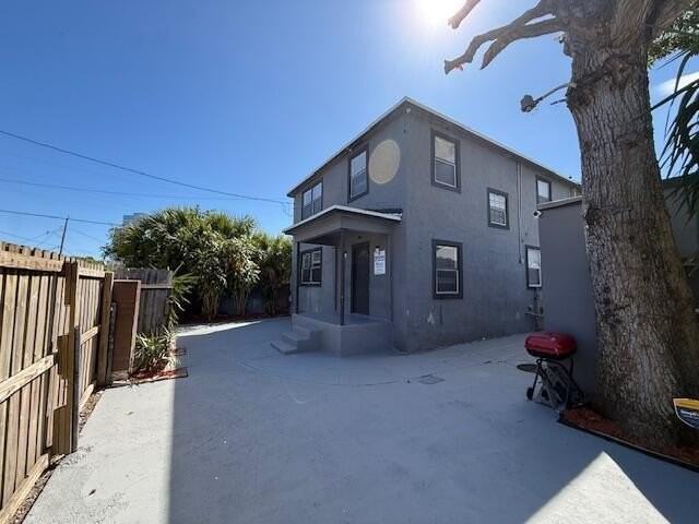 904 4th St #1 - Photo 5 of 34