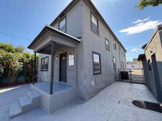 904 4th St #1 - Photo 6 of 34