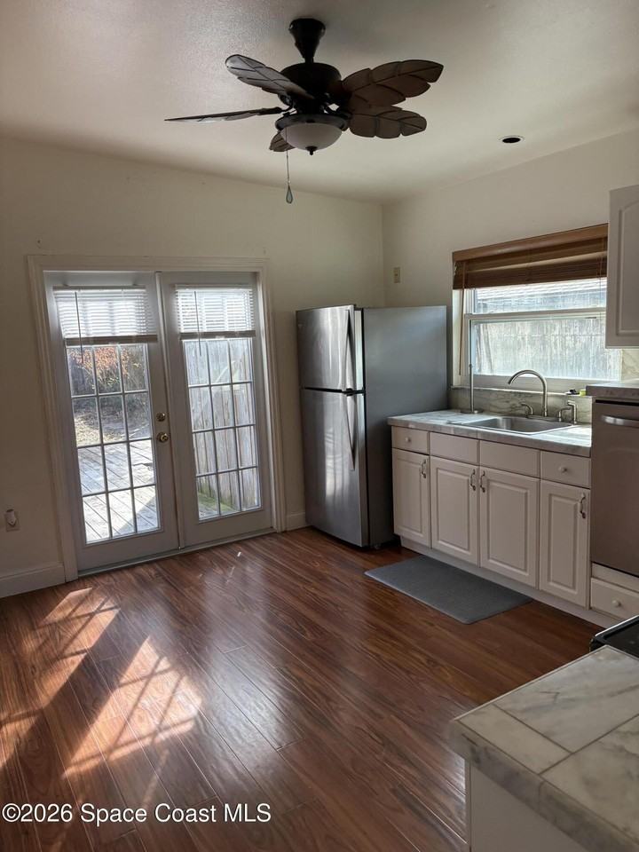 385 S Brevard Ave - Photo 4 of 9