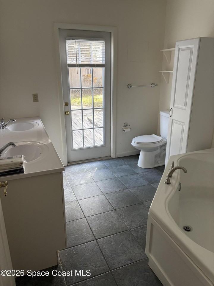 385 S Brevard Ave - Photo 5 of 9