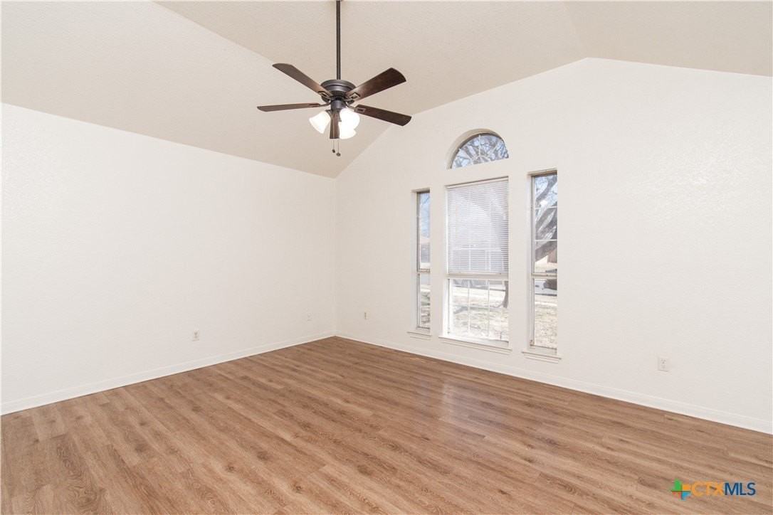 5009 James Loop - Photo 6 of 21