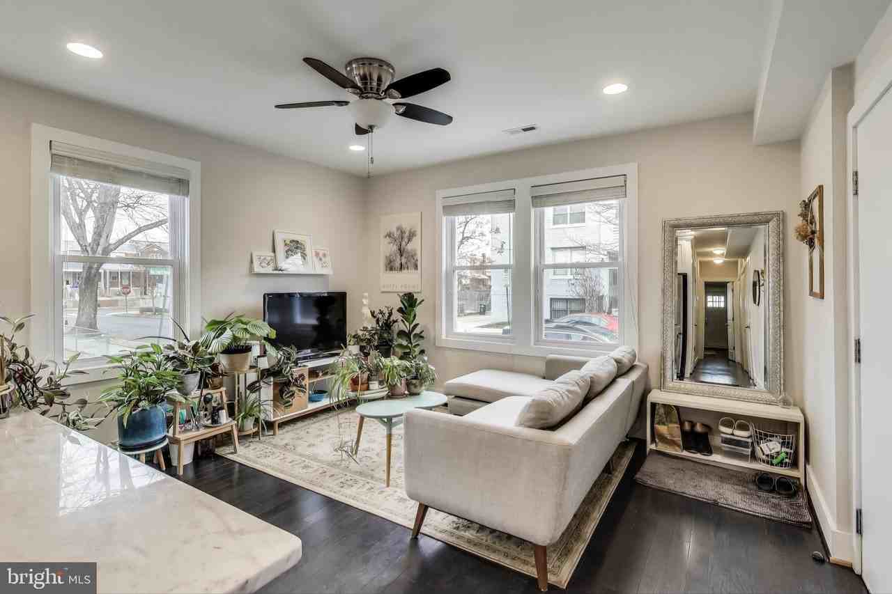 426 18th St Ne Apt 2 - Photo 3 of 20