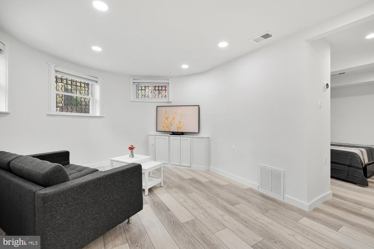 1821 19th St Nw Apt 1 - Photo 4 of 24