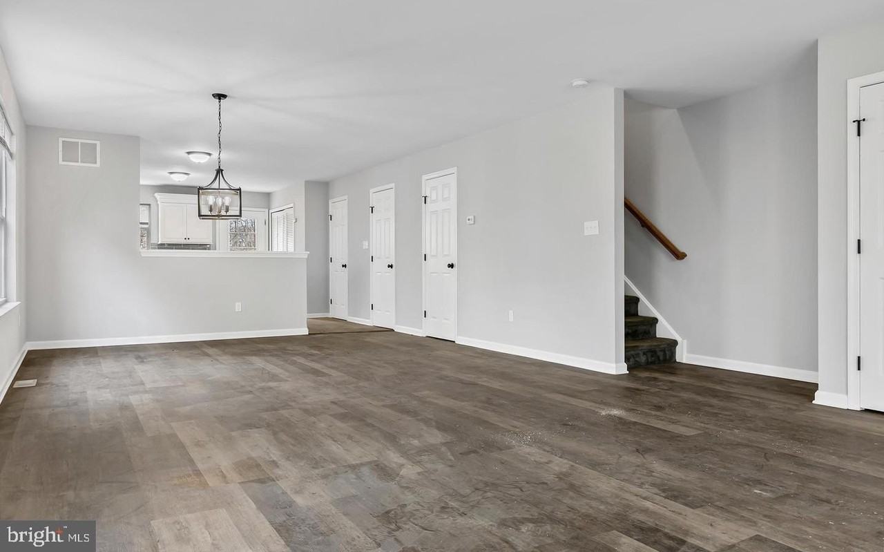 1024 Collings Ave - Photo 4 of 25