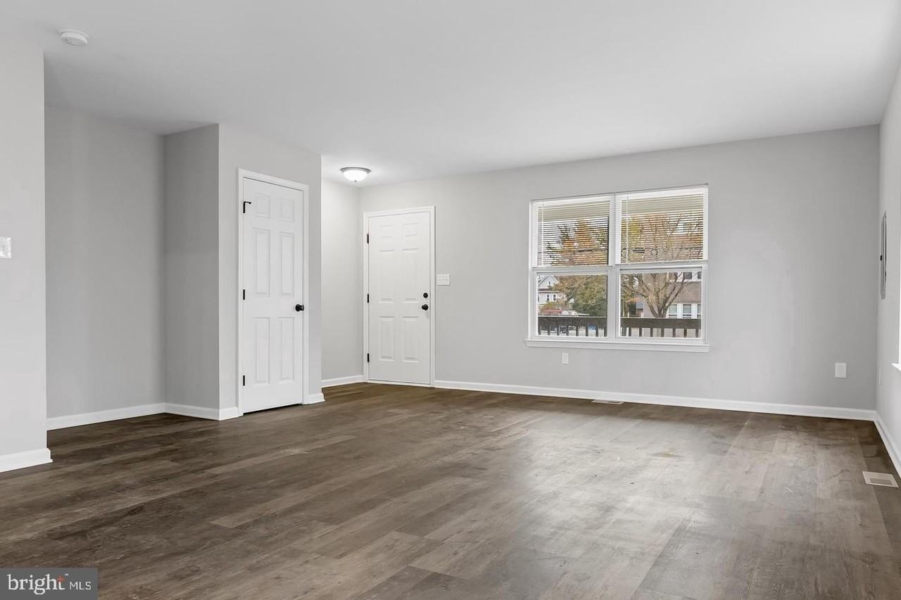 1024 Collings Ave - Photo 5 of 25