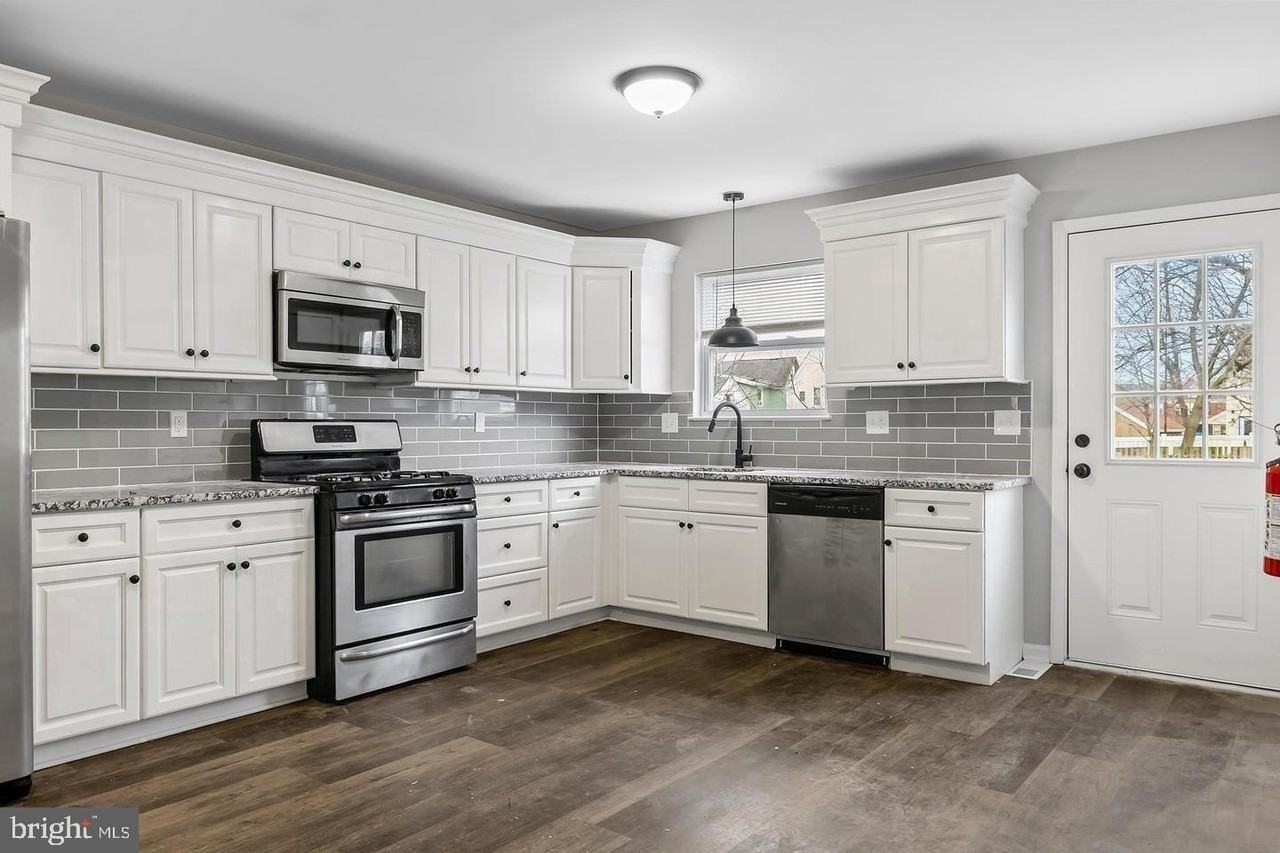 1024 Collings Ave - Photo 7 of 25