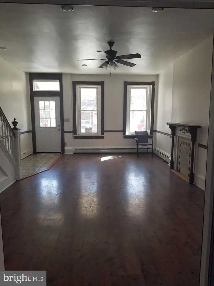 205 Noble St - Photo 2 of 15