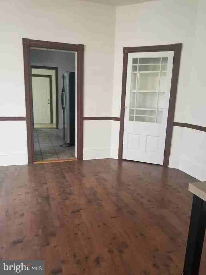 205 Noble St - Photo 3 of 15