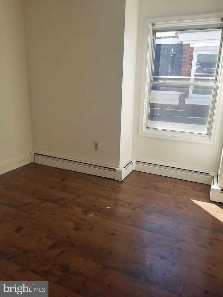 205 Noble St - Photo 5 of 15