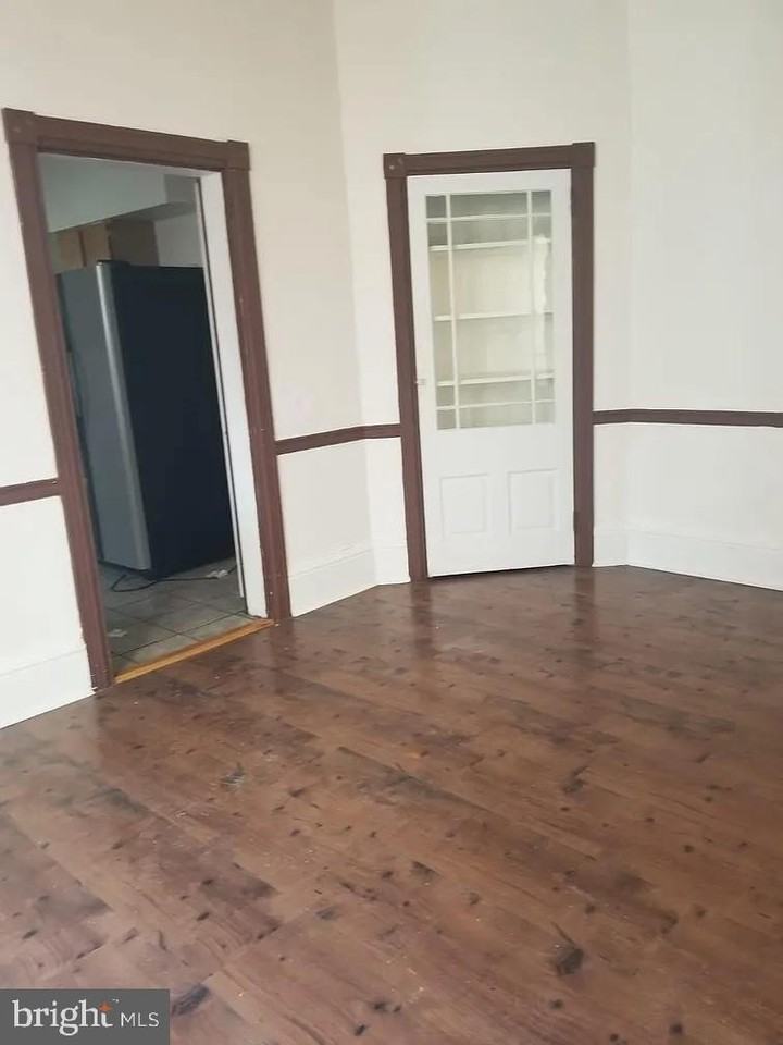 205 Noble St - Photo 6 of 15